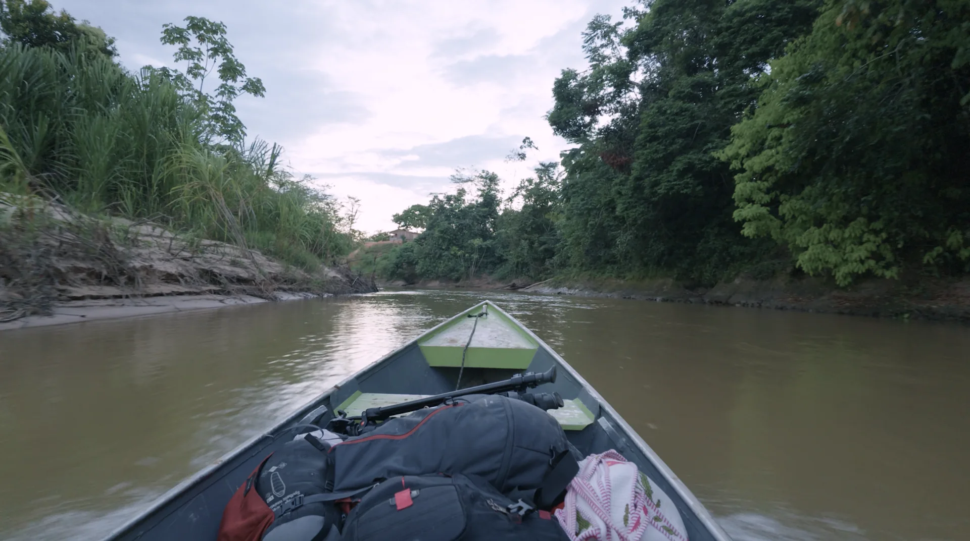 Pirogue avançant sur une rivière amazonienne.